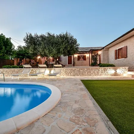 Nela Villa