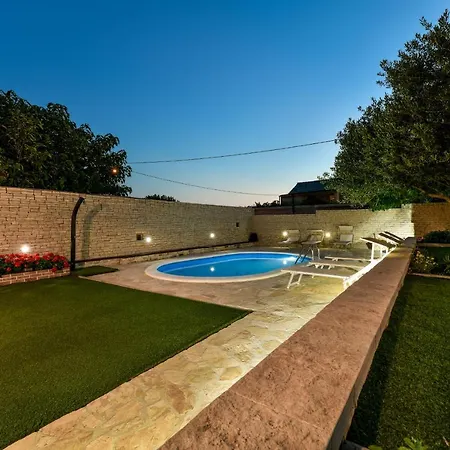 Nela Villa *