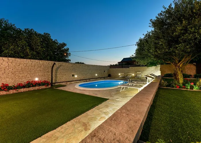 Nela Villa *