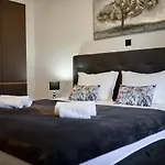 Nela Villa *