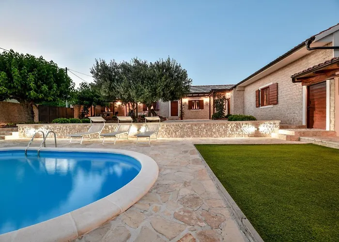 Nela Villa